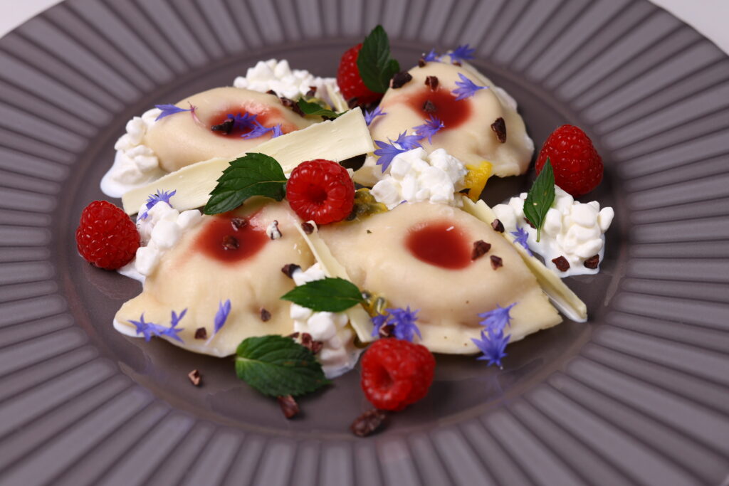 Pierogi z malinami, serkiem kremowym, marakują i białą czekoladą