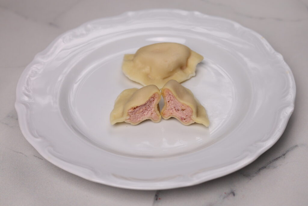 Pierogi z malinami, serkiem kremowym, marakują i białą czekoladą