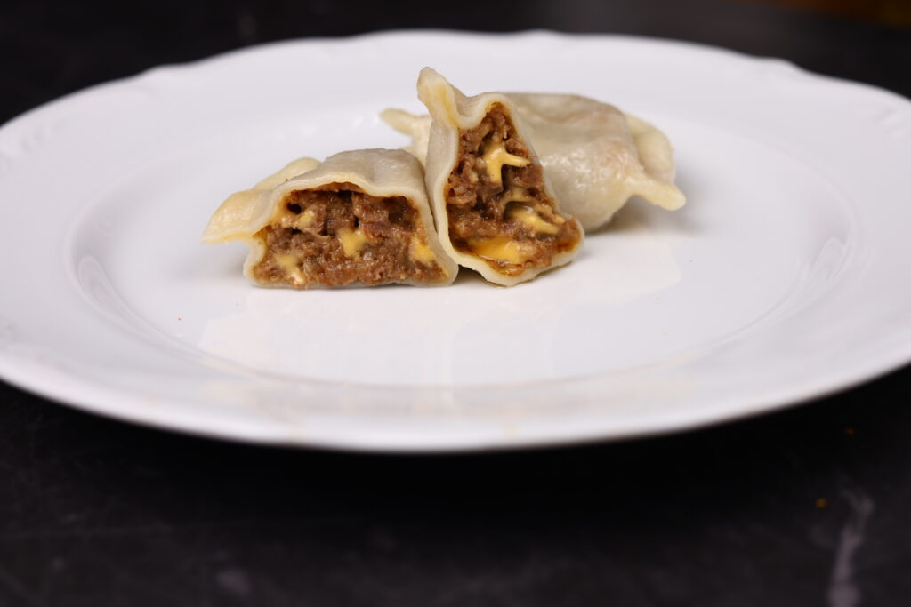 Pierogi z wołowiną, serem Cheddar i chipotle