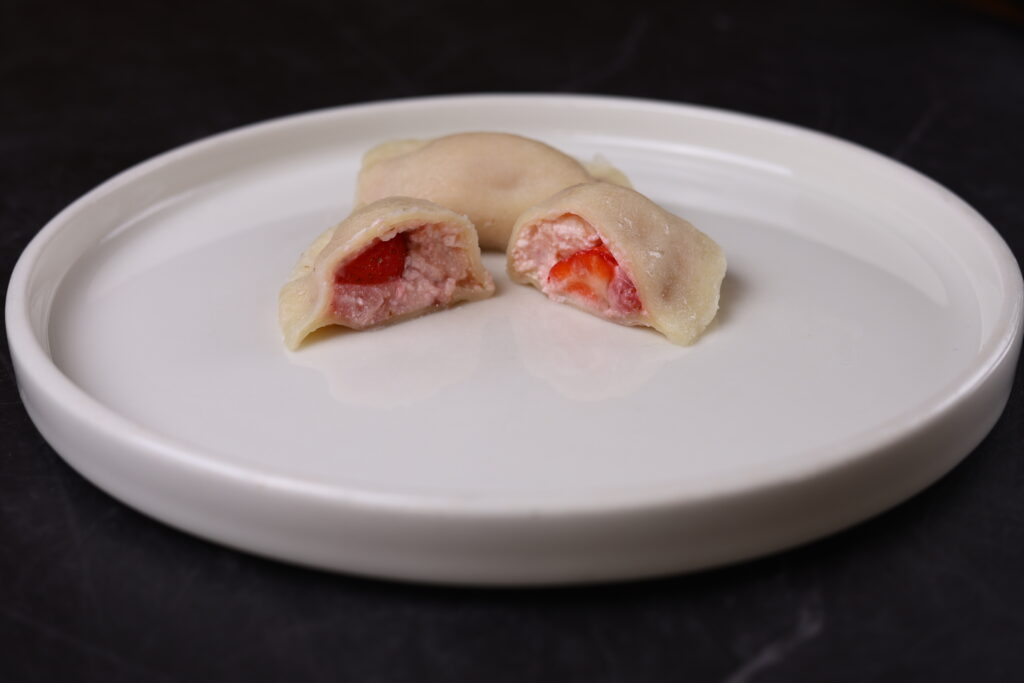 Pierogi z truskawkami, twarogiem waniliowym i miętą